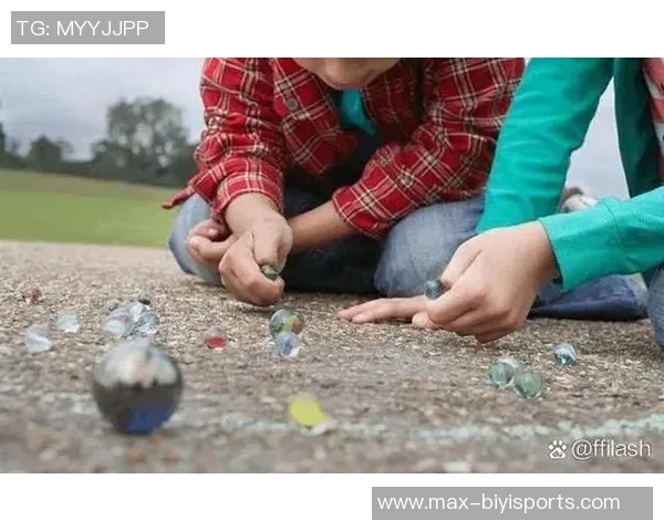 小男孩在阳光下踢足球追逐梦想与快乐的童年时光