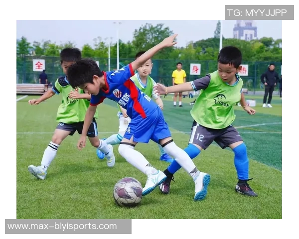 我热爱足球的激情与梦想在绿茵场上的绽放与追逐 我热爱足球的激情与梦想在绿茵场上的绽放与追逐